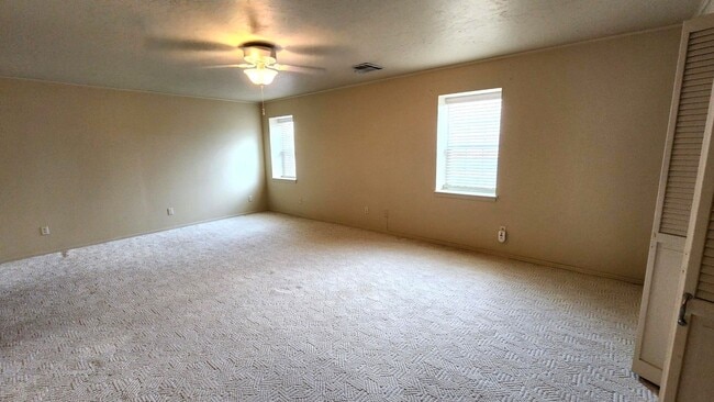 Building Photo - 3 Bed 2 Bath Townhome in Lakehurst Add NW OKC