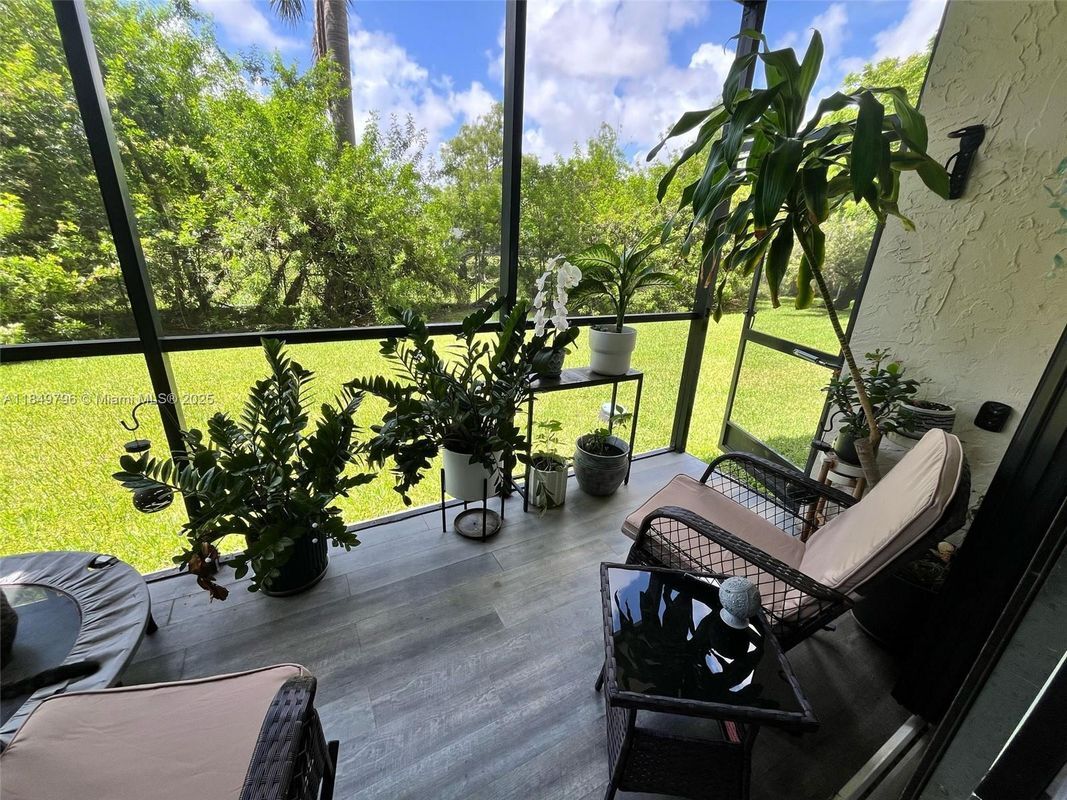 Building Photo - 900 NE 195th St