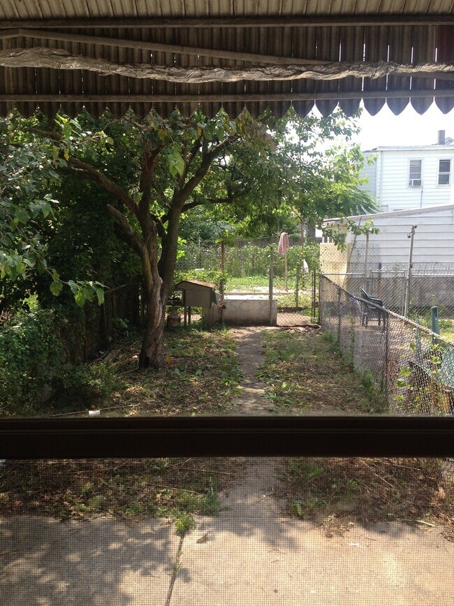 Building Photo - Great Home! 4 Bedroom House with Spacious Living Area! Full Basement for Storage! W/D Hook-ups! Y...