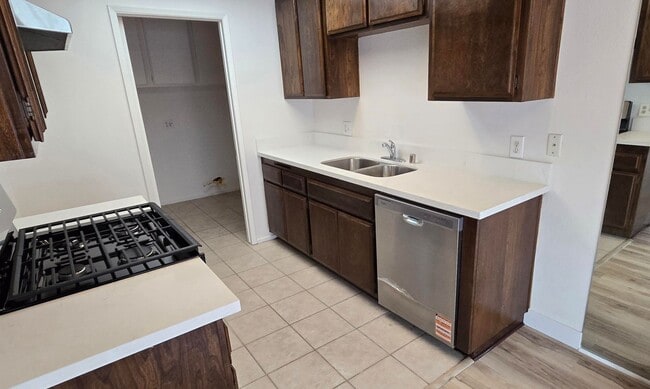 Building Photo - Yorba Linda 2 Bed Townhouse for Lease - Newly Remodeled