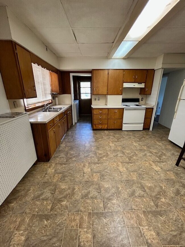 Building Photo - 1410 St James Pl