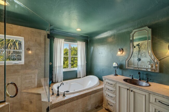 Building Photo - 1809 Palos Verdes Dr W