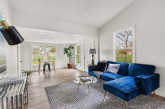 Building Photo - 710 S Pearl St