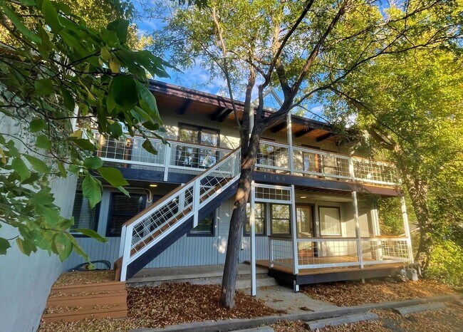 Building Photo - Gorgeous Remodeled 3 bed 2.5 bath in West ...
