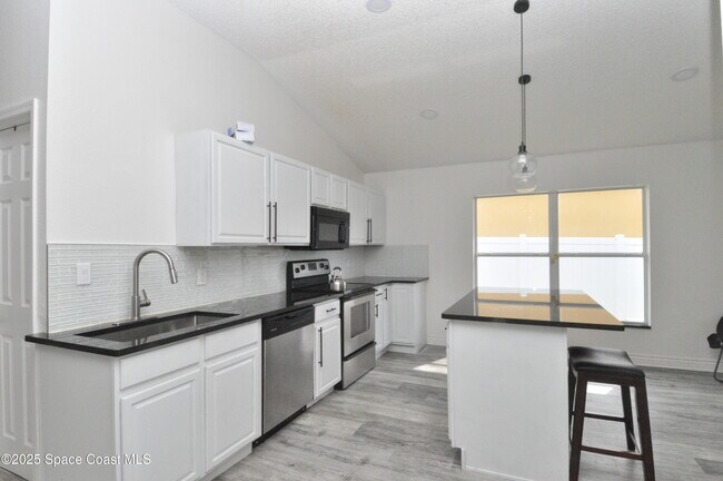 Building Photo - 911 Eldron Blvd SE