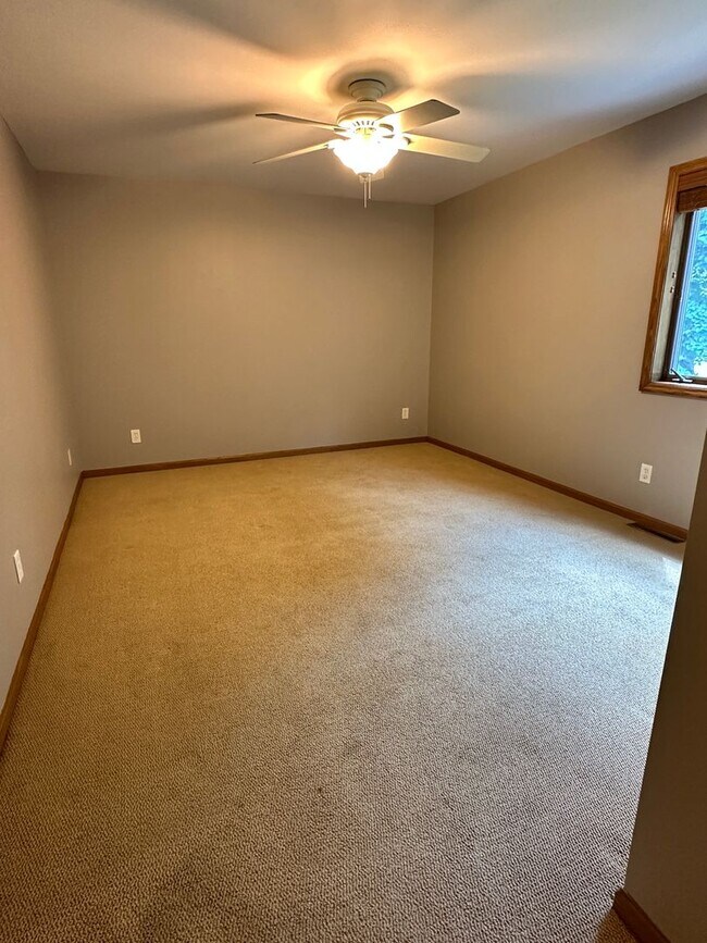 Building Photo - Maple Grove Single Family Home, Office, Fa...