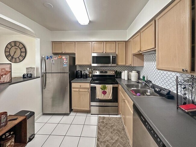 Building Photo - 209 W Ct of Shorewood