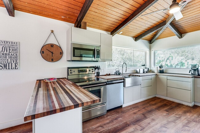 Building Photo - 10 Robbers Roost