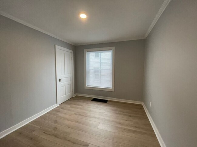 Building Photo - Newly Renovated 2 Bedroom Duplex