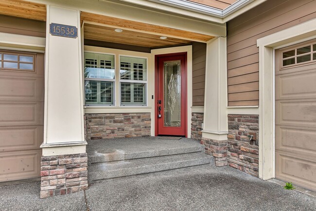 Building Photo - Must see in beautiful Redmond neighborhood