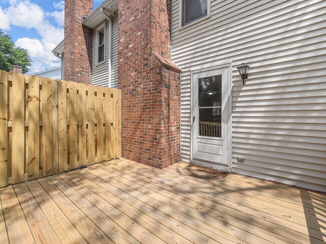 Building Photo - Cozy 3 Bedroom, 2.5 Bath Home with 2 Car G...