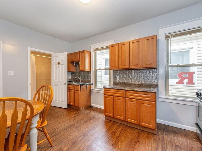 Building Photo - 3-Bed in the Heart of New Brunswick!"