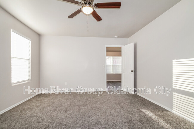 Building Photo - 2025 Bosc Dr