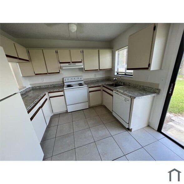 Building Photo - 273 SW Sterret Cir