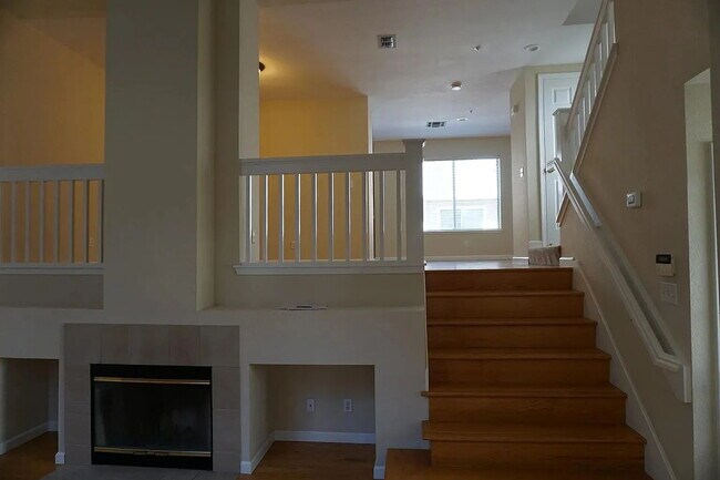 Building Photo - Beautiful End-Unit Townhome in Desirable S...