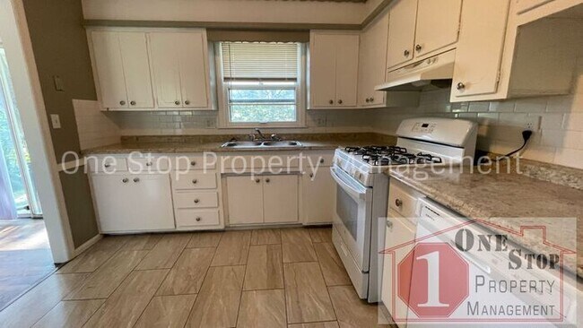 Building Photo - Beautiful 3 Bedroom/ 1.5 Bathroom Home in ...