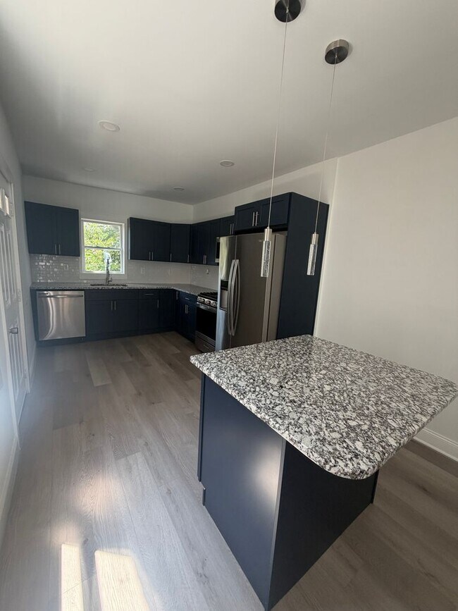 Building Photo - Fully Remodeled 4/5 Bedroom, 2 Bath Home Townhome in desirable West End Lancaster