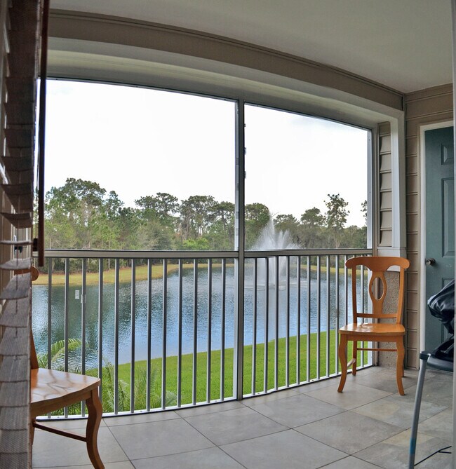 Building Photo - Luxury 2 bedroom 2 bathroom condo with lake views in Lakewood Ranch