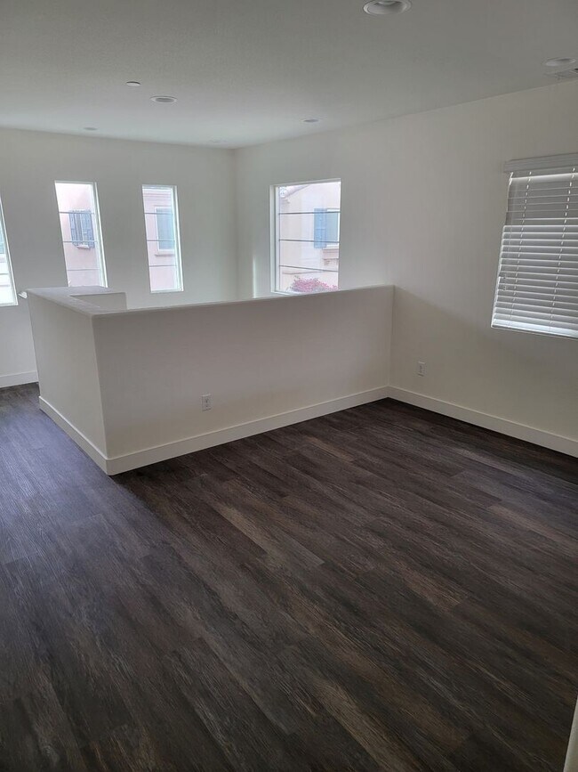 Building Photo - Georgous 4-bedroom, 3-bath detached condo ...
