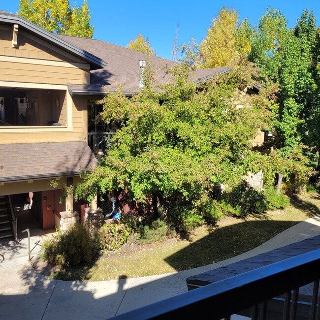 Building Photo - Heber Ranch Landing Condo