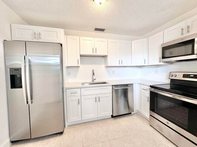 Building Photo - 906 Foresteria Dr