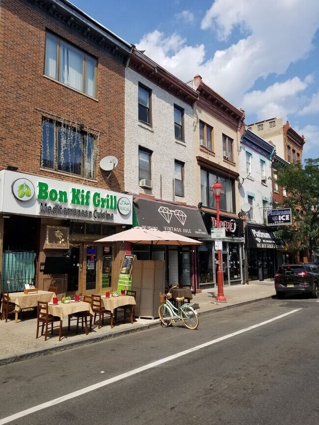 Building Photo - Beautiful and spacious 2 bedroom Apartment with Deck in Society Hill, right on South Street