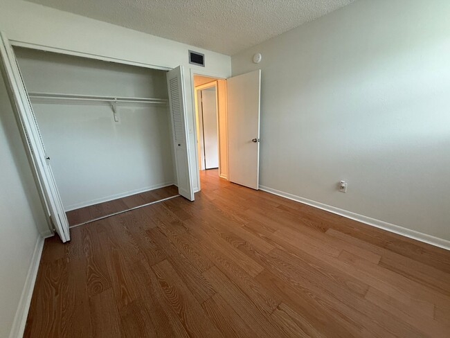 Building Photo - Great Largo 2/1 condo 55+ community