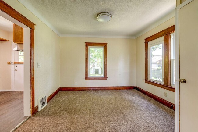 Building Photo - Cute 3 Bedroom 1 Bath House Located in Wes...
