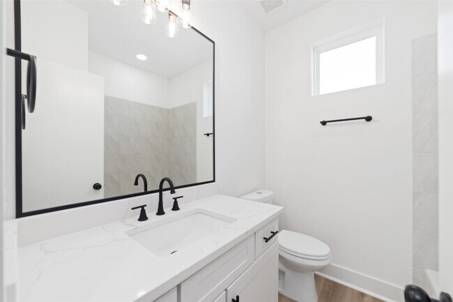 Building Photo - 810 Elkhart St