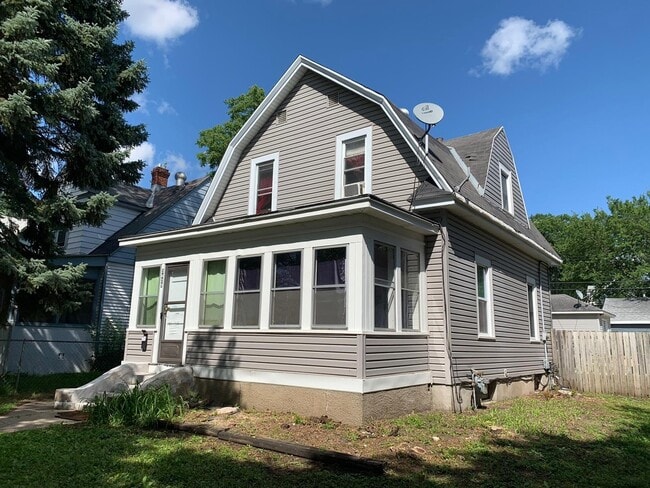 Building Photo - Coming up 3br Single house