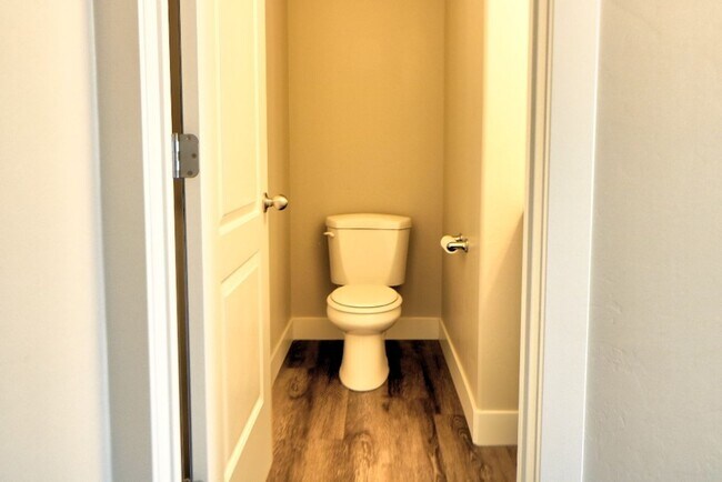 Building Photo - 3 bed 2.5 bath townhome in Salem