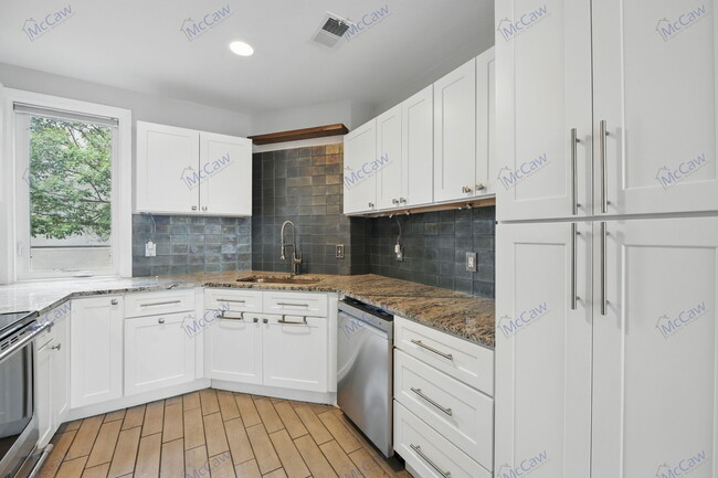 Building Photo - 4040 Avondale Ave