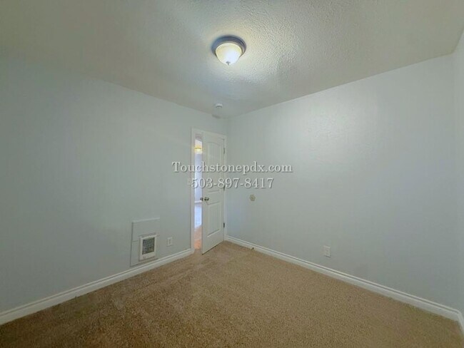 Building Photo - Brentwood-Darlington 2 Bed Apartment with Classic Charm and Parking