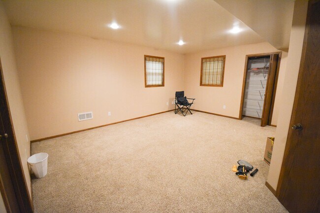 Building Photo - Charming 3-Bedroom Home FOr Rent with Sunroom, Fenced Backyard & Attached Garage