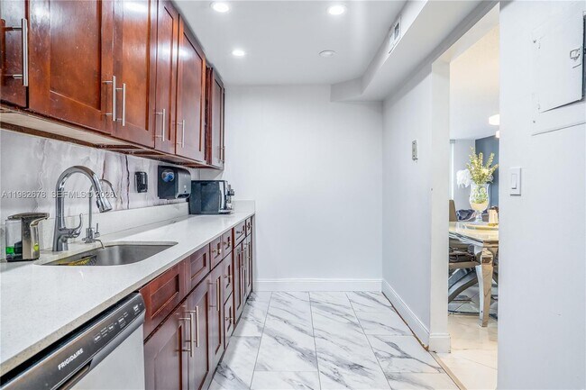 Building Photo - 18071 Biscayne Blvd