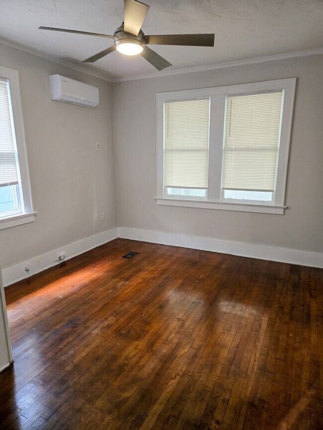 Building Photo - 821 W 39th St