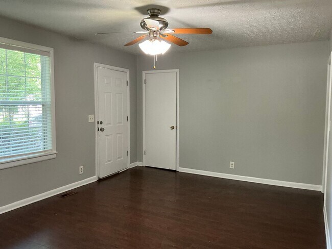 Building Photo - 203 Creekside Dr