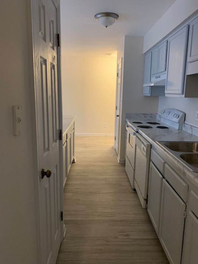Building Photo - Rent Special! Receive half off 1st full mo...