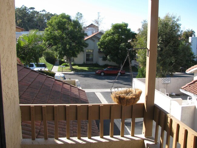 Building Photo - Spacious Upstairs Unit in Convenient Location!