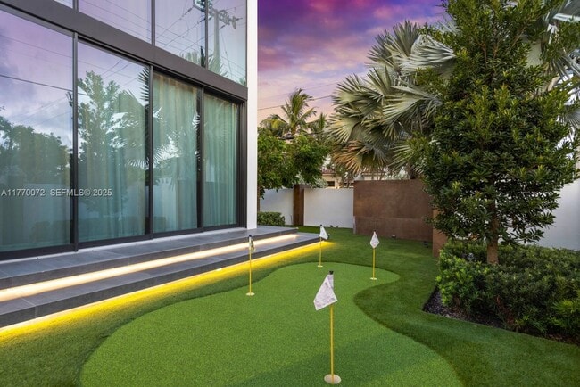 Building Photo - 1400 Bayview Dr