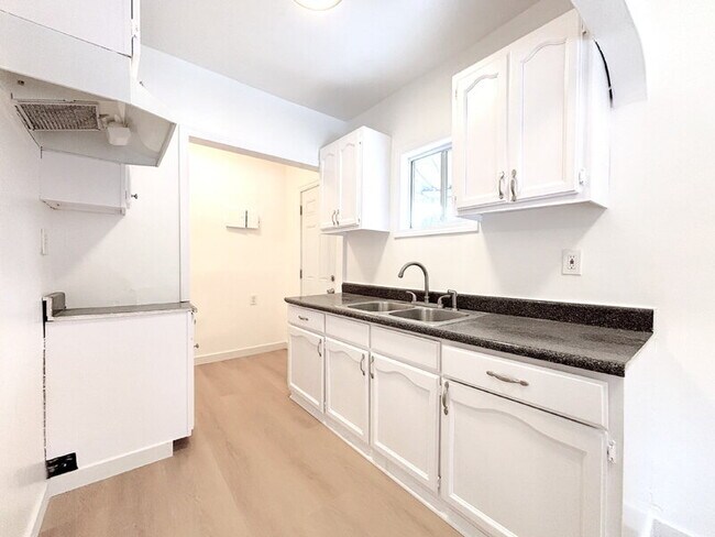 Building Photo - 725 E 81st St