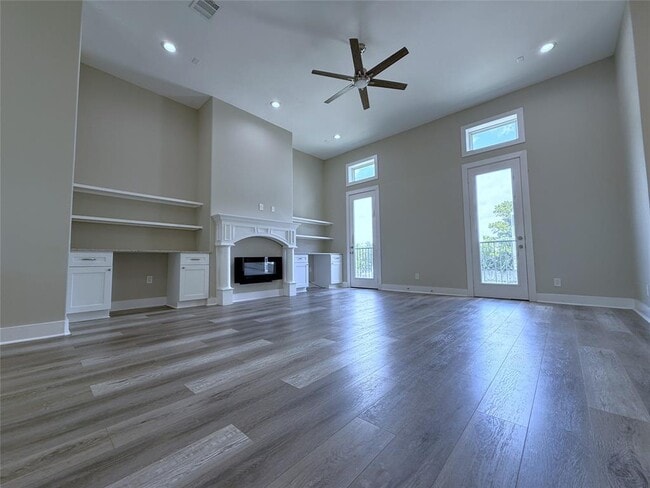 Building Photo - 2123 Bidwell Dr