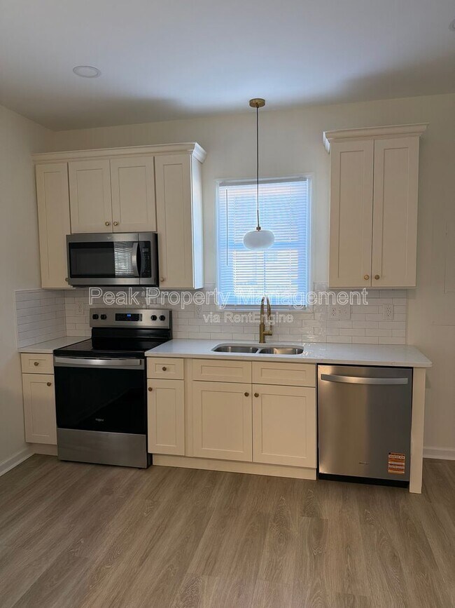 Building Photo - 3016 Parkwood Ave