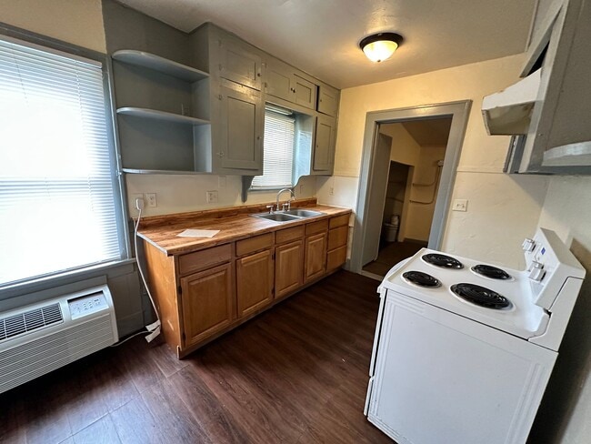 Building Photo - For Rent: Charming 2 Bed, 1 Bath Home in C...