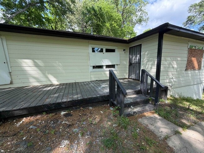 Building Photo - 8 E Brooks Rd