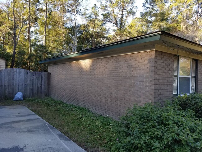 Building Photo - Spacious, quiet neighborhood