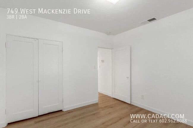Building Photo - 749 W MacKenzie Dr
