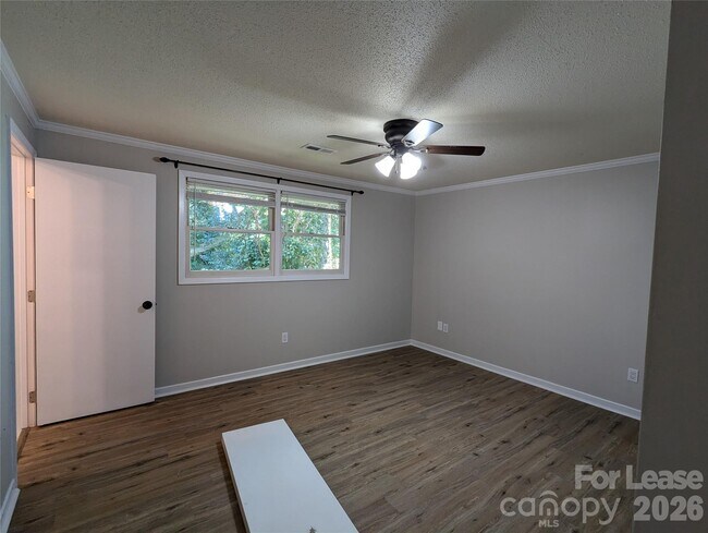 Building Photo - 3208 Charlotte Hwy