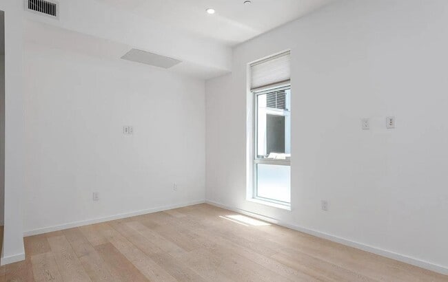 Building Photo - 1001 17th St