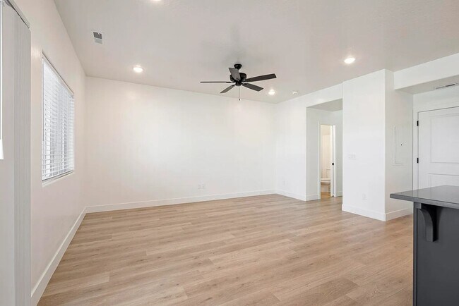 Building Photo - Charming Cedar City 3 Bedroom Townhome!